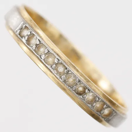 Ring med vita stenar stl:19, gravyr. 18K gul- och vitguld Vikt: 2,7 g