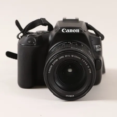 Systemkamera Canon EOS 250D, serienummer 343074023865, objektiv Canon 18-55mm, serienummer 1242008249 med batteri och laddare, smärre bruksslitage, ej funktionstestad. Skickas med postpaket.