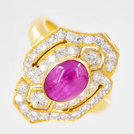 Ring med diamanter, ca 0,40ctv, cabochonslipad rubin, stl 16¼, 18K Vikt: 5,2 g