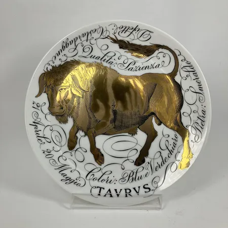 Tallrik av Piero Fornasetti,  special serien "Gli influssi astrali,  NR.5 år 1968 motsvarar stjärntecken oxen, repor Skickas med paket.