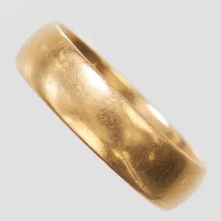 Ring slät, stl18½, bredd 5,5mm, repig, gravyr, 18K Vikt: 6,2 g