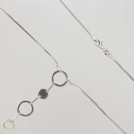 Collier med integrerat hänge 40cm, bredd 1,1mm, hängets längd ca 59mm, 925/1000 silver,  Vikt: 7,7 g