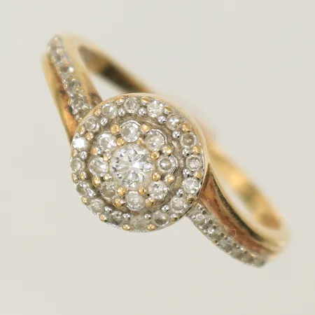 Ring med diamanter 0,27ct enl gravyr, stl 17½ bredd 1,5-8,5mm, 18K 2,9g Vikt: 2,9 g