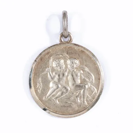 Hänge i silver (925/1000): Stjärntecknet Tvillingarna med stjärnbild på baksidan. Det är Ø 18 mm och väger 2,4g. Stämplad Lagonda, 925. Tidigare förgyllning delvis bortnött.