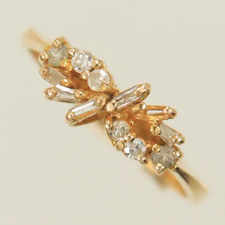 Ring med vita stenar stl 16½, bredd 2,3-5,7mm sten saknas, osämplad, 18K  Vikt: 2,1 g