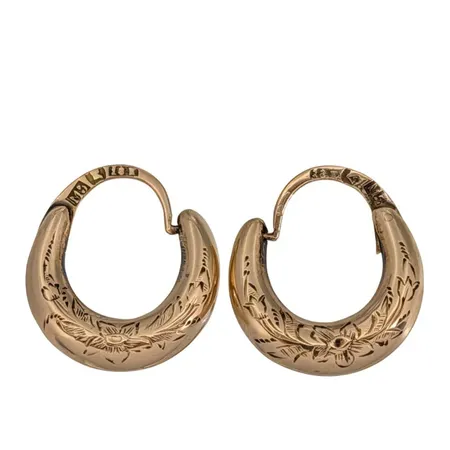 Antika Örhängen Creoler, ett par, 18K guld, mönstrad dekor på ena sidan, saknar mästarstämpel, tillverkade i Stockholm 1866 (M5), båda är stämplade, längd 17,5 mm, bredd 16,5 mm, tjocklek i nederkant 4 mm, fint åldersrelaterat skick, inga lagningar eller bristningar Vikt: 2 g
