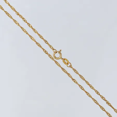 Kedja Singapore, längd 57cm, bredd ca 2mm, något trög lås, 21K Vikt: 4,4 g