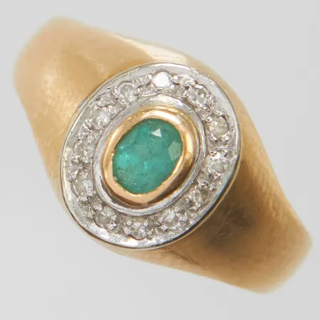 Ring med smaragd samt diamanter 12 x ca 0,005ct, stl 16½, bredd 2,5-10,5mm, 18K Vikt: 3,8 g