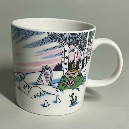 Mugg Mumin Vintermuggen 2017 Vårvinter / Kevättalvi, Motivet kommer från boken "Trollvinter", stämplad by Arabia, porslin, Höjd 8 cm, Ø8,5 cm, rymmer 0,3L. Snr: QC0817 Skickas med paket.