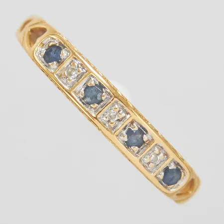 Ring med safirer samt diamanter 3 x ca.0,0025ct, 8/8-slipade, Ø16¾, bredd: 1,7-3,3mm, 18K Vikt: 1,6 g