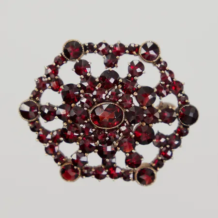 Brosch med granater, 28x37mm ,förgylld metall Vikt: 0 g