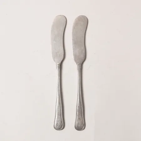 Två Smörknivar, längd: 15,5cm, monogram, brittiska stämplar samt svenska kontrollstämplar, 925/1000 silver. Vikt: 55 g