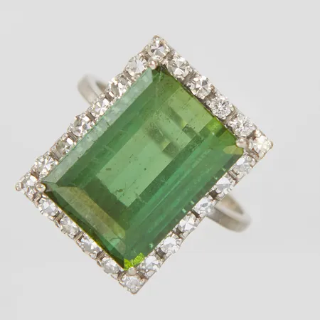 Ring med en grön turmalin 15,55x11,45mm samt diamanter 24 x ca.0,02ct, 8/8-slipade, Ø18¾, bredd: 1,5-19,1mm, turmalinen lös i sin fattning samt repig, skev skena, ostämplad, vitguld, 18K Vikt: 8 g