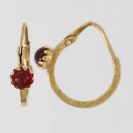 Ett par örhängen med röda stenar, Ø10,8mm, bredd 4,5mm, buckliga, 18K.  Vikt: 1,1 g
