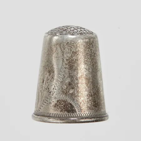 Fingerborg med mönsterdekor, repig, missfärgad, svenska stämplar, silver, 830/1000 Vikt: 3,5 g