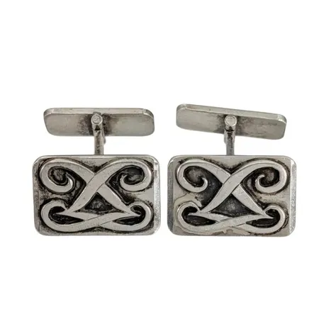 Manschettknappar, ett par, silver, Silversmed Henning Hulten Stockholm 1948, mått 21,5 x 14 mm, stämplade med både tillverkarstämpel HEH och Hulten i skrivstil, märkta HANDARBETE Vikt: 19,2 g