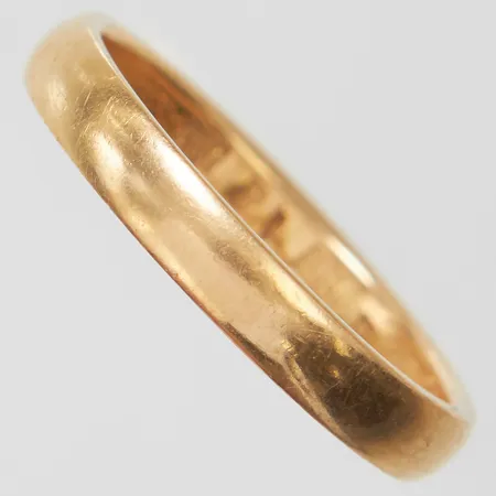 Ring slät, stl18½, bredd 3,5mm, gravyr, 18K Vikt: 4,8 g