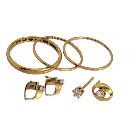 Diverse smycken, 18K guld - bruttovikt 3,3g, 20K guld - vikt 3,3g, defekter, ojämnheter och gravyrer