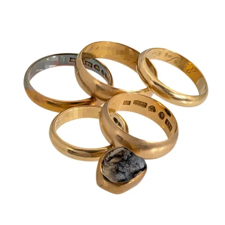 Diverse guldsmycken, 18K, gravyrer, guldtand delvis i 18K guld, bruttovikt  Vikt: 27,6 g