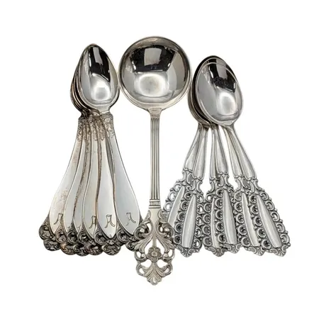 Bestick, silver, merparten kaffeskedar olika modeller, bruksskick, gravyr förekommer Vikt: 119,7 g