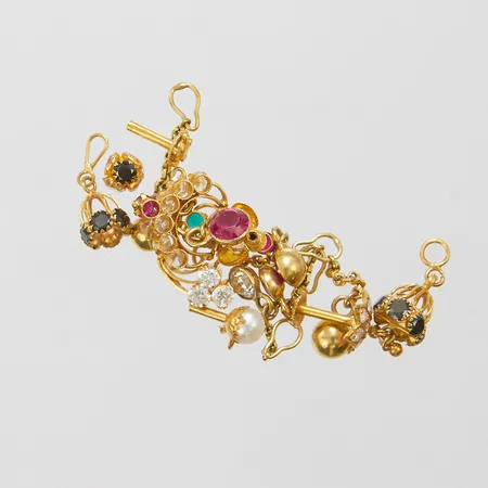 Diverse guld, defekt, glas samt syntetiska stenar, ostämplat, 21K, bruttovikt 8,0g Vikt: 8 g