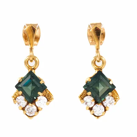 Hängande örhängen i 18K guld med gröna och vita stenar. De är 8,5 mm breda, 19,5 mm långa och väger 1,8g. Stämplad SGS (Svenskt Guldsmide AB, Stockholm), 750.