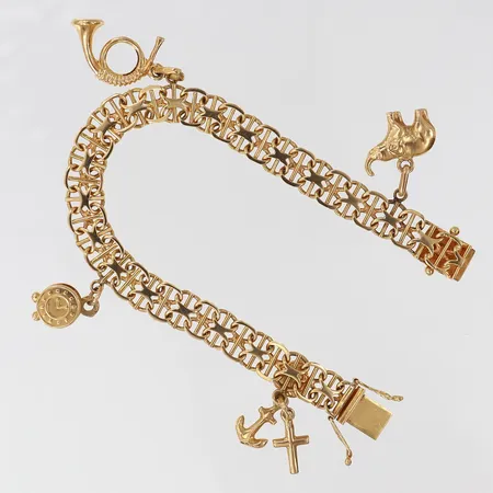 Armband X-länk med fyra berlocker, längd 18cm, bredd 8mm, 18K. Vikt: 20,6 g