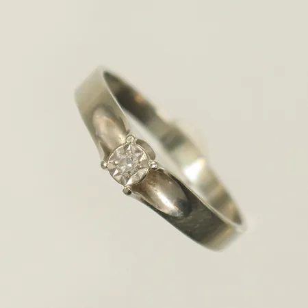 Ring med diamant 1x0,01ct stl 16 bredd 2-3,5mm GFAB vitguld 18K Vikt: 1,6 g