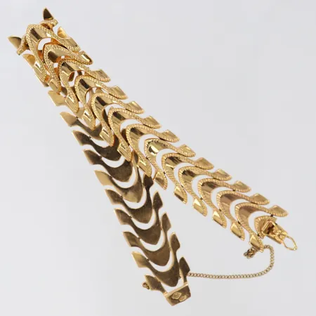 Armband med dekor, halvstelt, längd ca 18,5-19cm, bredd 14,5mm, säkerhetskedja, 18K.  Vikt: 21,4 g