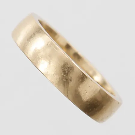Ring stl 15¾, bredd 5mm, 18K Vikt: 6,7 g