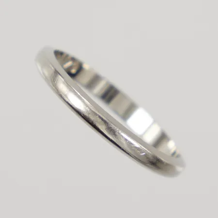 Ring stl 17¼, bredd 2,3mm, gravyr, vitguld 18K Vikt: 1,9 g