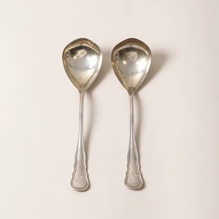 Två Serveringsskedar, modell Hallbergs Chippendale, längd: 18,5cm, monogram, CG Hallberg, Stockholm år 1916, 830/1000 silver. Vikt: 86,5 g