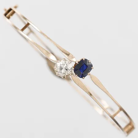 Stelt armband med safir och antikslipad diamant ca. 1,00ct TCa(K-L)/VS, Ø 55mm, bredd: 4,5-12mm, saknar säkerhetskedja, 14K guld Vikt: 13,9 g