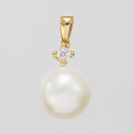 Hänge med boutonformad odlad sötvattenpärla Ø9,5mm samt vit sten, 19,5x9,5mm, GHA, 18K Vikt: 1,6 g