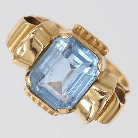 Ring med blå sten, stl: 16½, bredd 2,3-13,5mm, sten sitter något löst, 18K Vikt: 4,1 g