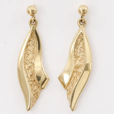 Ett par örhängen, längd: 30mm, bredd: 9mm, saknar snurrebussar, 18K guld. Vikt: 3,2 g