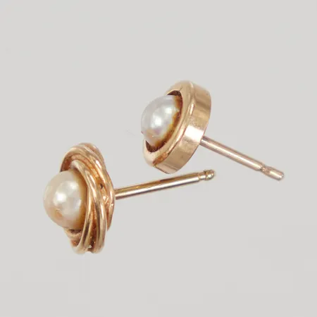 2 Udda örhängen med pärlor, stift, slitna, stopp saknas, 18K,  Vikt: 1,9 g