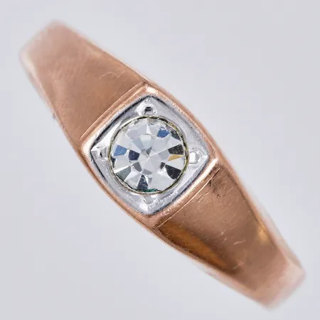 Ring med vit sten stl: ca 21 bredd: ca 2-7mm 14K  Vikt: 2,2 g