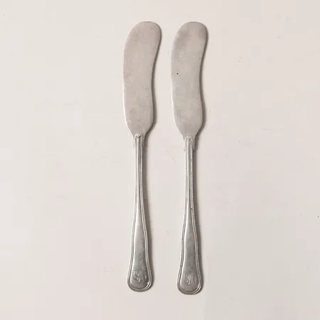 Två Smörknivar, längd: 15,5cm, monogram, brittiska stämplar samt svenska kontrollstämplar, 925/1000 silver. Vikt: 56,5 g