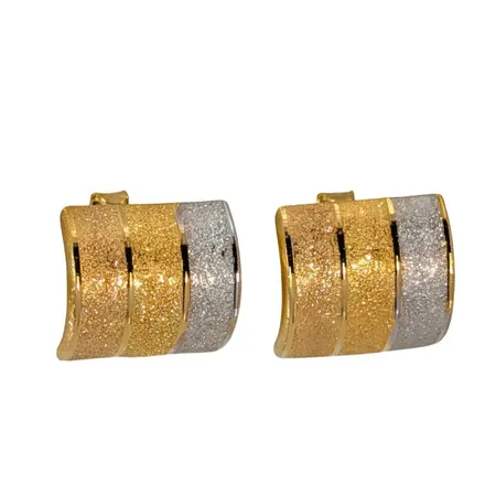 Örhängen, 21K guld, trefärgad matterad modell, längd 12 mm, bredd 13,5 mm, fint skick Vikt: 4,7 g