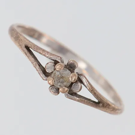 Ring med vit sten, stl 16½, bredd ca 1-5mm, 925/1000 silver Vikt: 0,9 g