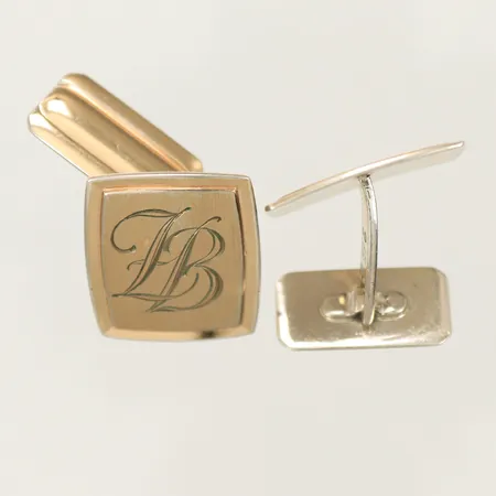 Ett par manschettknappar längd ca 20mm bredd 17mm lätt förgyllda gravyr Silver 830/1000  Vikt: 8,1 g