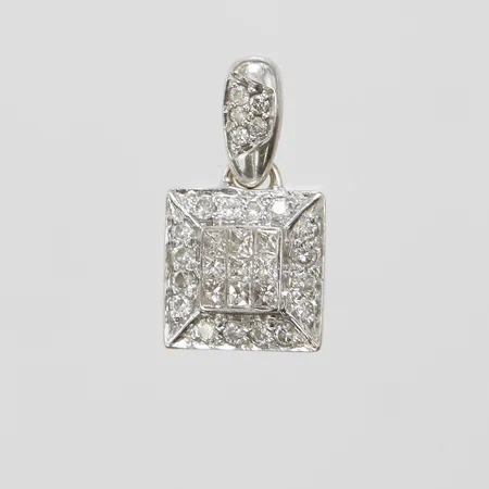 Hänge med diamanter 21 x ca.0,003-0,004ct samt princesslipade 9 x ca.0,008ct, 15,5x8,3mm, vitguld, 18K Vikt: 1,8 g