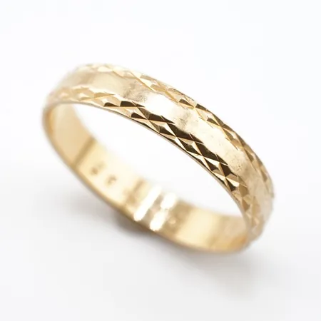 Ring, stl 19(59), bredd 4mm, 18k, gravyr Vikt: 3,2 g