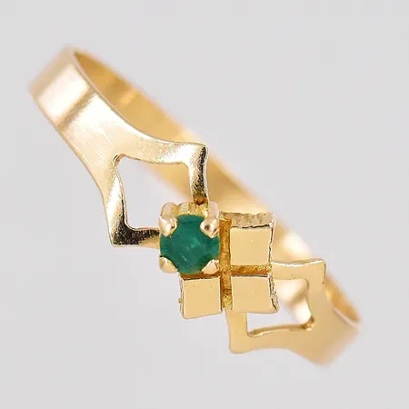 Ring med grön sten, skadad/nagg, stl 17¼, 18K Vikt: 1,4 g