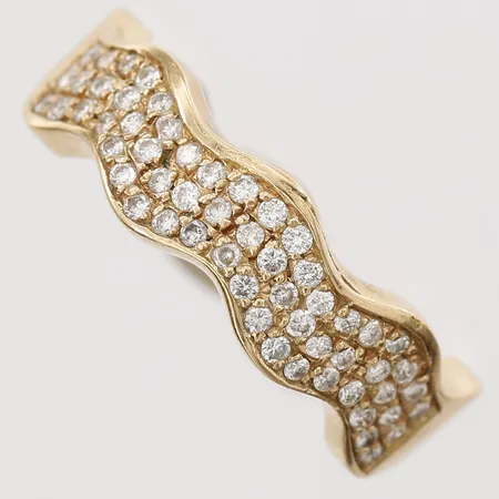 Ring med diamanter ca. 0,30ctv, stl: 17¼, bredd: 5mm, nagg i en sten, tillverkningsdefekt i fattning, 18K guld Vikt: 5,8 g