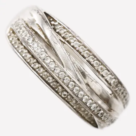 Ring med vita stenar, stl: 18¾, bredd: 4 -10mm, GHA, bruksslitage, 925/1000 silver. Vikt: 6,8 g
