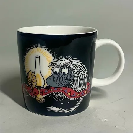 Mugg Mumin Förfadern / Ancestor, Esi-isä musta, Stämplad by Arabia, Motivet kommer från boken "Trollvinter", porslin, Höjd 8 cm, Ø8,5 cm, rymmer 0,3L. Snr: CR0316 Skickas med paket.