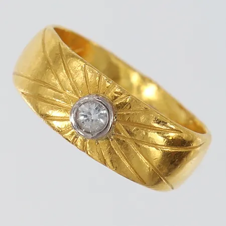 Ring med vit sten, stl 15, bredd ca 5mm, gravyr, skev, 23K Vikt: 4,8 g