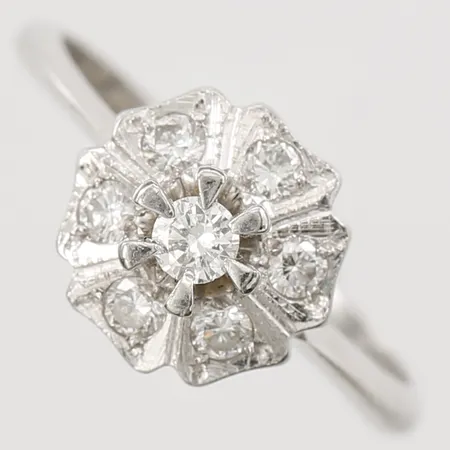 Ring med diamanter totalt 0,30ctv enligt gravyr, stl: 16½. bredd: 2 - 9mm, skena av, 18K vitguld. Vikt: 3 g